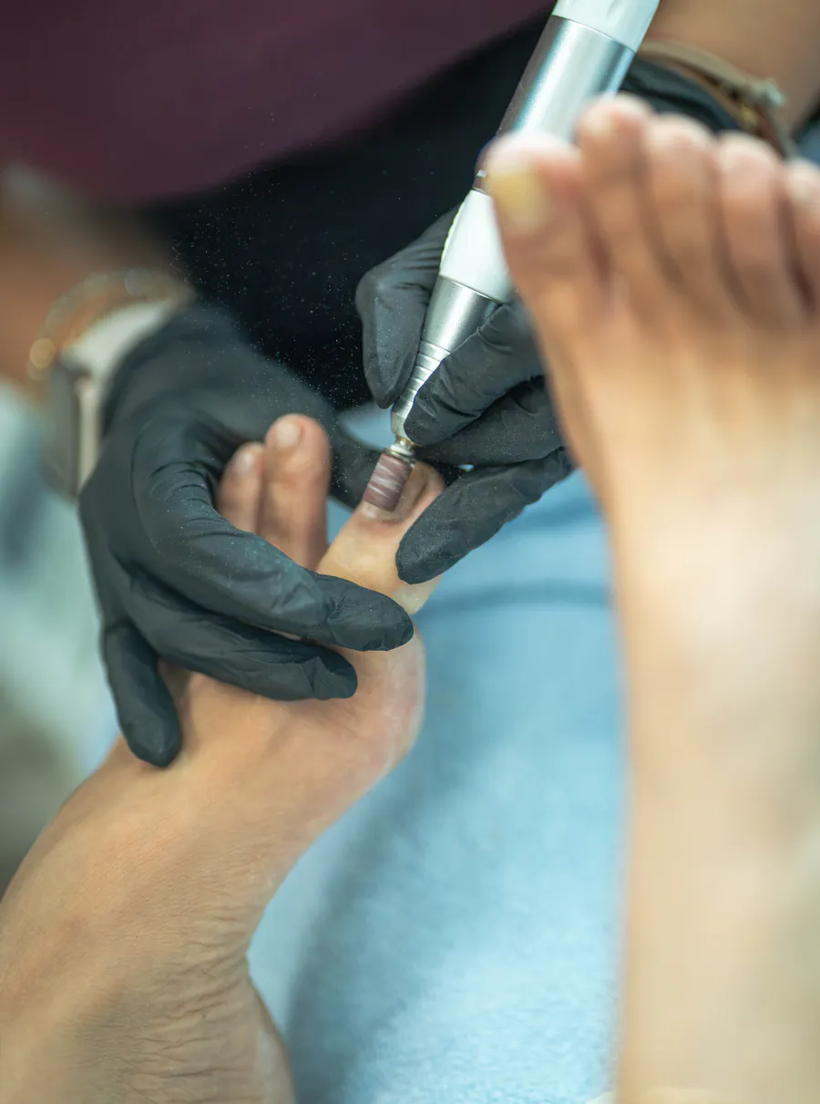 Dettaglio di un trattamento pedicure nell’area estetica