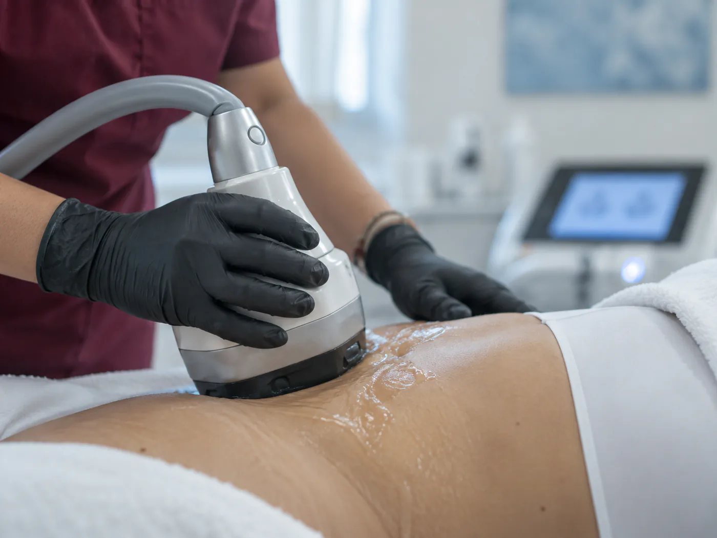 Trattamento corpo reale: macchinario (criolipolisi / body sculpt) o lettino in cabina durante una seduta.