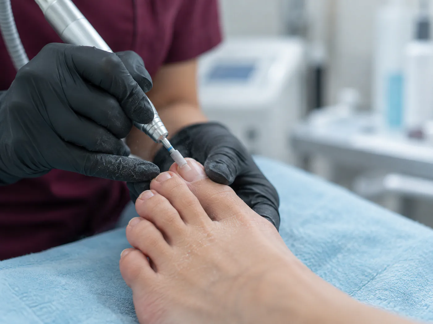 Dettaglio beauty reale: mani durante manicure/semipermanente o la laminazione ciglia.
